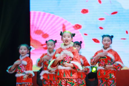 Foto de LUANNAN COUNTY, provincia de Hebei, China - 1 de enero de 2020: Actuación de danza infantil china en el escenario. - Imagen libre de derechos