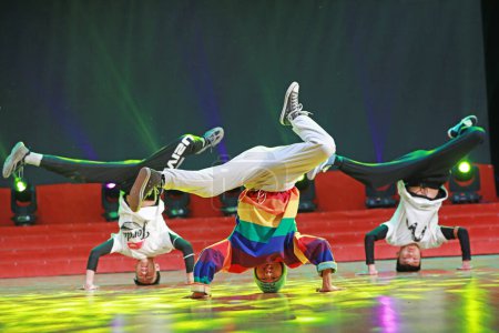 Téléchargez les photos : COMTÉ DE LUANNAN, Province du Hebei, Chine - 1er janvier 2020 : Spectacle hip hop de la jeunesse chinoise sur scène. - en image libre de droit