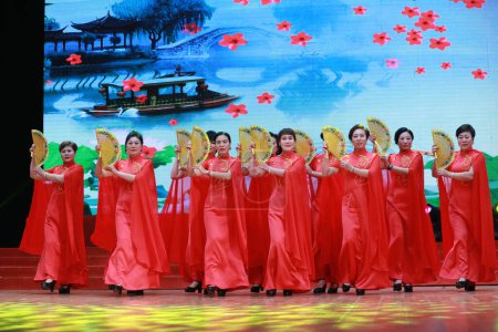 Téléchargez les photos : COMTÉ DE LUANNAN, Province du Hebei, Chine - 1er janvier 2020 : Spectacle de cheongsam traditionnel chinois sur scène. - en image libre de droit