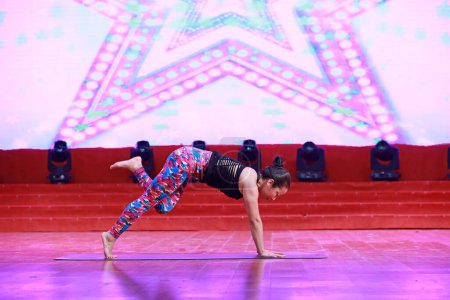 Téléchargez les photos : COMTÉ DE LUANNAN, Province du Hebei, Chine - 1er janvier 2020 : Performance de yoga sur scène du projet Fitness - en image libre de droit