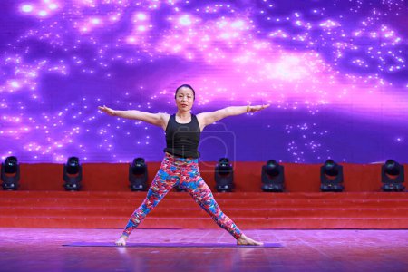 Foto de LUANNAN COUNTY, provincia de Hebei, China - 1 de enero de 2020: Actuación en el escenario del proyecto Fitness yoga - Imagen libre de derechos