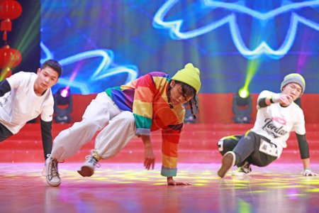 Téléchargez les photos : COMTÉ DE LUANNAN, province du Hebei, Chine - 11 janvier 2020 : Jeune hip hop chinois sur scène - en image libre de droit