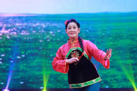 Téléchargez les photos : COMTÉ DE LUANNAN, Province du Hebei, Chine - 11 janvier 2020 : Spectacle traditionnel chinois de Pingju sur scène. - en image libre de droit