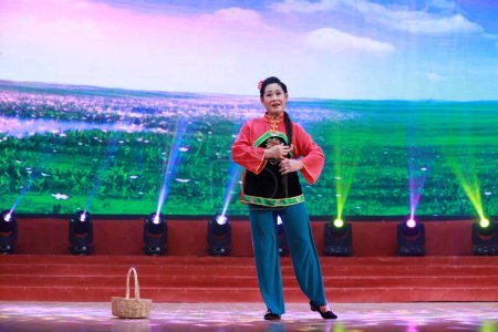Foto de LUANNAN COUNTY, Provincia de Hebei, China - 11 de enero de 2020: Actuación tradicional china en el escenario. - Imagen libre de derechos
