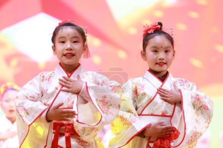 Foto de LUANNAN COUNTY, provincia de Hebei, China - 11 de enero de 2020: Actuación de danza infantil china en el escenario. - Imagen libre de derechos