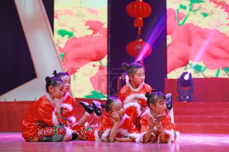 Foto de LUANNAN COUNTY, provincia de Hebei, China - 11 de enero de 2020: Actuación de danza infantil china en el escenario. - Imagen libre de derechos