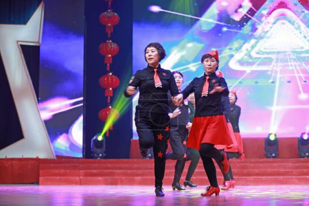 Foto de LUANNAN COUNTY, provincia de Hebei, China - 11 de enero de 2020: Danza deportiva femenina china en el escenario. - Imagen libre de derechos