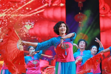 Téléchargez les photos : COMTÉ DE LUANNAN, Province du Hebei, Chine - 11 janvier 2020 : Spectacle de danse folklorique chinoise sur scène - en image libre de droit