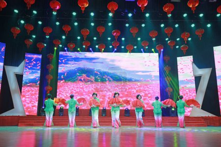 Foto de LUANNAN COUNTY, provincia de Hebei, China - 11 de enero de 2020: Actuación de danza popular china en el escenario - Imagen libre de derechos
