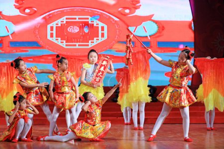 Téléchargez les photos : COMTÉ DE LUANNAN, Province du Hebei, Chine - 13 janvier 2020 : Spectacle de danse folklorique chinoise sur scène. - en image libre de droit