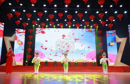 Téléchargez les photos : COMTÉ DE LUANNAN, province du Hebei, Chine - 11 janvier 2020 : Spectacle chinois de danse pour enfants sur scène. - en image libre de droit