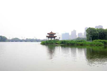 Téléchargez les photos : Pavillon dans le parc Beihe, comté de Luannan, province du Hebei, Chine - en image libre de droit