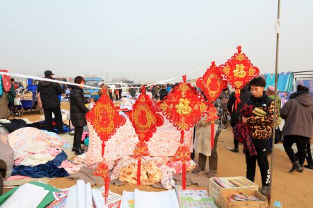 Foto de CONDADO DE LUANNAN, provincia de Hebei, China - 17 de enero de 2020: Las personas que compran productos de año nuevo están en el mercado económico y comercial rural. - Imagen libre de derechos