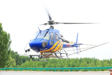 Téléchargez les photos : Des hélicoptères agricoles volent dans le ciel - en image libre de droit