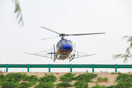 Foto de Helicópteros agrícolas vuelan en el cielo - Imagen libre de derechos