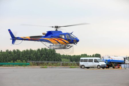 Téléchargez les photos : Comté de Luannan, Chine - 16 juin 2019 : Décollage d'hélicoptères agricoles pulvérisant des pesticides, comté de Luannan, province du Hebei, Chine - en image libre de droit