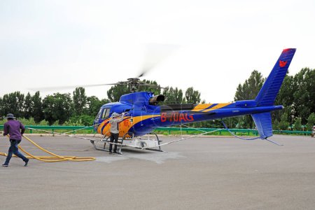 Téléchargez les photos : Comté de Luannan, Chine - 16 juin 2019 : hélicoptères agricoles chargés de pesticides, comté de Luannan, province du Hebei, Chine - en image libre de droit