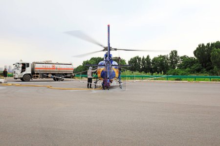 Foto de Condado de Luannan, China - 16 de junio de 2019: Helicópteros agrícolas cargados de pesticidas, Condado de Luannan, provincia de Hebei, China - Imagen libre de derechos