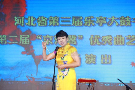 Téléchargez les photos : COMTÉ DE LUANNAN - 23 octobre 2019 : chanté pour accompagner des instruments de musique sur scène, COMTÉ DE LUANNAN, Province du Hebei, Chine - en image libre de droit