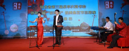 Foto de LUANNAN COUNTY - 23 de octubre de 2019: cantada para acompañar instrumentos musicales en el escenario, LUANNAN COUNTY, provincia de Hebei, China - Imagen libre de derechos