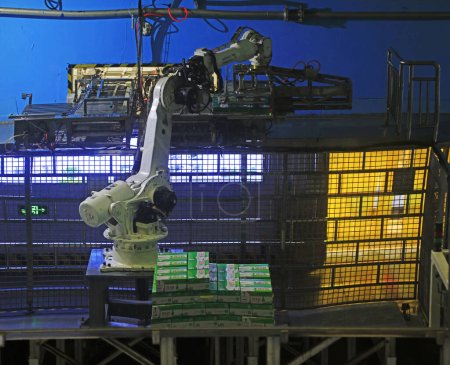 Foto de El manejo mecánico de la carga en una planta química moderna - Imagen libre de derechos