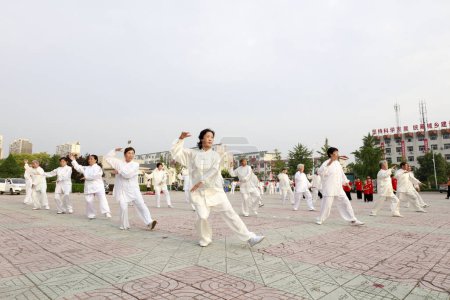 Téléchargez les photos : Comté de Luannan - 25 août 2018 : boxe d'ombre traditionnelle chinoise, comté de Luannan, province du Hebei, Chine - en image libre de droit