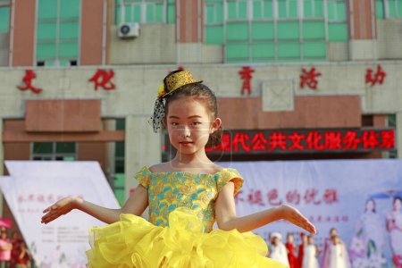 Téléchargez les photos : Comté de Luannan - 27 août 2018 : Spectacles de mannequins pour enfants dans le comté de Luannan, province du Hebei, Chin - en image libre de droit