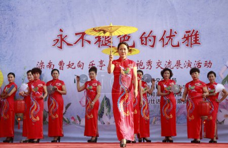Téléchargez les photos : Comté de Luannan - 27 août 2018 : spectacle de marche cheongsam, dans le comté de Luannan, province du Hebei, Chin - en image libre de droit