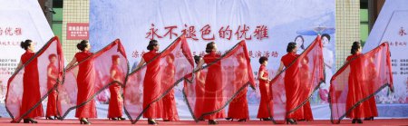 Foto de Condado de Luannan - 27 de agosto de 2018: cheongsam walking show, in Luannan County, Hebei Province, Chin - Imagen libre de derechos