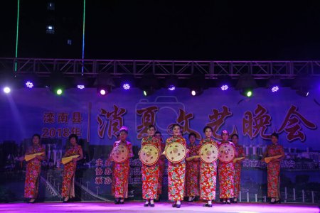 Foto de Condado de Luannan - 25 de agosto de 2018: Desempeño de cheongsam chino, Condado de Luannan, provincia de Hebei, China - Imagen libre de derechos