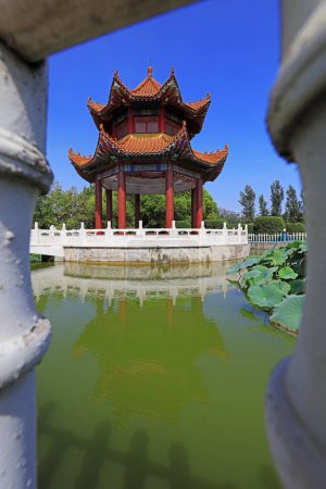 Foto de Pabellón tradicional chino en el parque - Imagen libre de derechos