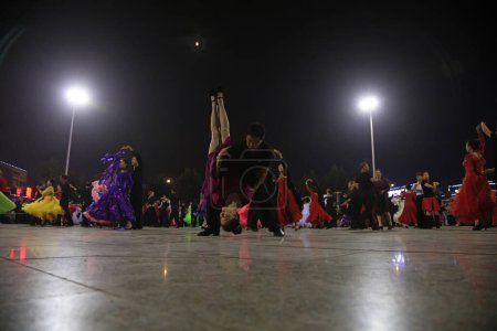 Foto de LUANNAN COUNTY, China - 20 de septiembre de 2018: Actuación de danza social en la plaza por la noche, LUANNAN COUNTY, provincia de Hebei, China - Imagen libre de derechos