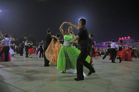 Téléchargez les photos : COMTÉ DE LUANNAN, Chine - 20 septembre 2018 : Spectacle de danse sociale sur la place la nuit, COMTÉ DE LUANNAN, province du Hebei, Chine - en image libre de droit