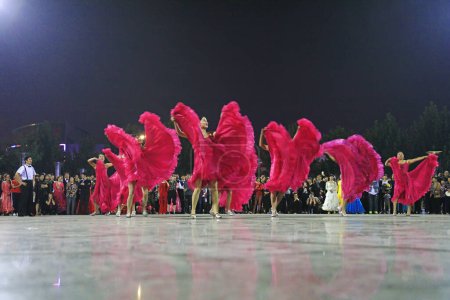 Téléchargez les photos : COMTÉ DE LUANNAN, Chine - 20 septembre 2018 : Spectacle de danse sociale sur la place la nuit, COMTÉ DE LUANNAN, province du Hebei, Chine - en image libre de droit