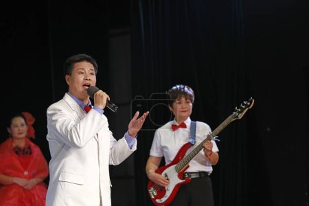 Téléchargez les photos : COMTÉ DE LUANNAN, Chine - 28 septembre 2018 : La chanson a été interprétée lors d'une fête, COMTÉ DE LUANNAN, province du Hebei, Chine - en image libre de droit