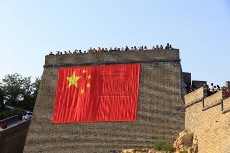 Téléchargez les photos : Qinhuangdao City, Chine - 4 octobre 2018 : Un énorme drapeau rouge cinq étoiles est accroché à la Grande Muraille, ville de Qinhuangdao, province du Hebei, Chine - en image libre de droit