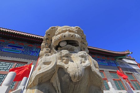 Téléchargez les photos : Ancienne sculpture de lion de pierre chinoise dans une zone pittoresque - en image libre de droit