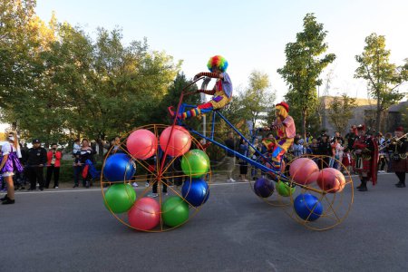 Téléchargez les photos : Tangshan City, Chine - 6 octobre 2018 : Spectacles de cirque étrangers dans le parc, ville de Tangshan, province du Hebei, Chine - en image libre de droit