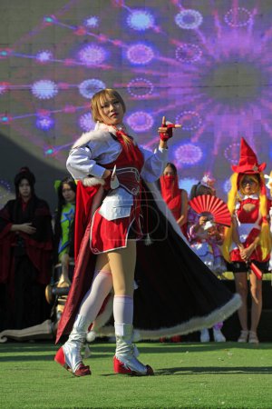 Foto de Ciudad de Tangshan, China - 7 de octubre de 2018: Actuación cosplay de moda en el parque, ciudad de Tangshan, provincia de Hebei, China - Imagen libre de derechos