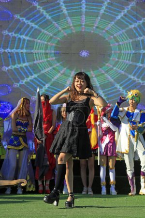 Foto de Ciudad de Tangshan, China - 7 de octubre de 2018: Actuación cosplay de moda en el parque, ciudad de Tangshan, provincia de Hebei, China - Imagen libre de derechos