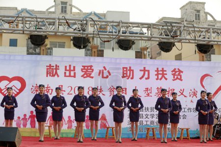 Foto de Condado de Luannan - 14 de octubre de 2018: Las niñas realizan actuaciones ceremoniales, Condado de Luannan, provincia de Hebei, China - Imagen libre de derechos