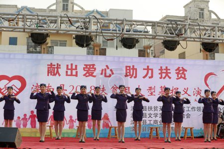 Téléchargez les photos : Comté de Luannan - 14 octobre 2018 : Des filles exécutent des spectacles cérémoniels, comté de Luannan, province du Hebei, Chine - en image libre de droit