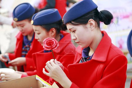 Foto de Condado de Luannan - 14 de octubre de 2018: niñas aprendiendo arte tradicional chino en papel, Condado de Luannan, provincia de Hebei, China - Imagen libre de derechos