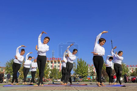 Téléchargez les photos : COMTÉ DE LUANNAN, Chine - 17 octobre 2018 : la série d'activités de conditionnement physique du Double Neuvième Festival est présentée dans le parc, COMTÉ DE LUANNAN, province du Hebei, Chine - en image libre de droit
