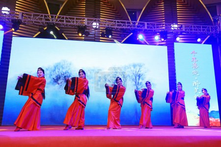 Foto de LUANNAN COUNTY, China - 7 de noviembre de 2018: Actuación en el escenario, LUANNAN COUNTY, provincia de Hebei, China - Imagen libre de derechos