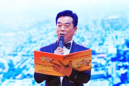 Foto de Condado de Luannan - 29 de noviembre de 2018: Actuación de recitación poética en el escenario, Condado de Luannan, provincia de Hebei, Chin - Imagen libre de derechos