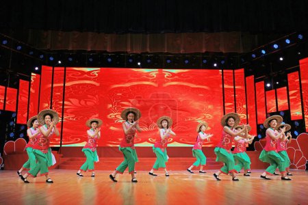 Téléchargez les photos : Comté de Luannan - 29 novembre 2018 : Spectacle de danse sur scène, comté de Luannan, province du Hebei, Chin - en image libre de droit