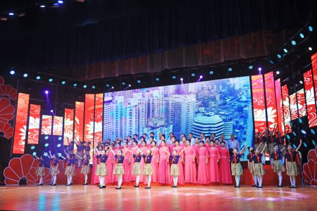 Téléchargez les photos : Comté de Luannan - 30 novembre 2018 : Spectacle de chorus sur scène, comté de Luannan, province du Hebei, Chin - en image libre de droit