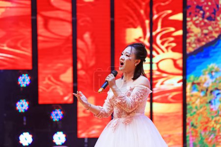 Téléchargez les photos : Comté de Luannan - 30 novembre 2018 : chanson chantée sur scène, comté de Luannan, province du Hebei, Chin - en image libre de droit