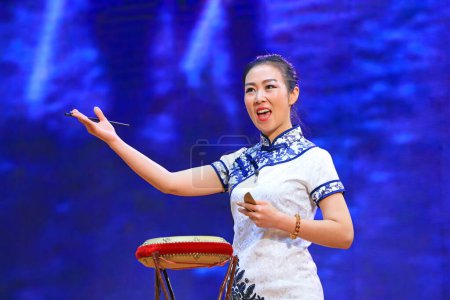 Foto de Condado de Luannan - 30 de noviembre de 2018: Actuación de Drum Book en el escenario, Condado de Luannan, provincia de Hebei, China - Imagen libre de derechos